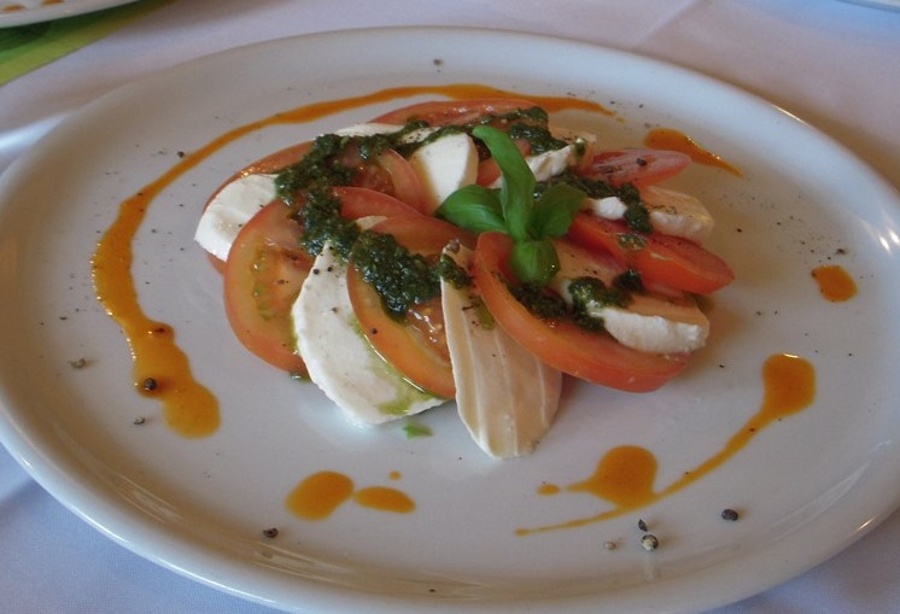 Caprese (Sałatka z mozzarellą i pomidorami)
